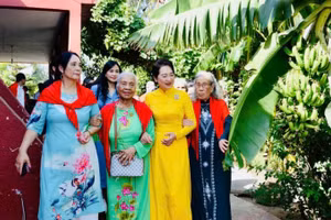 Phu nhân Nguyễn Thị Thanh Nga cùng các đại biểu đến thăm nhà của bà con tại Làng Việt Nam.