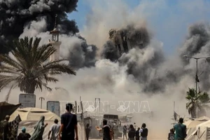 Toà nhà đổ sập sau vụ không kích của Israel tại thành phố Gaza ngày 5/9/2025. (Ảnh: THX/TTXVN)