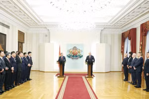 Tổng Bí thư Tô Lâm và Tổng thống Cộng hòa Bulgaria Rumen Radev gặp gỡ báo chí. (Ảnh: Thống Nhất/TTXVN)