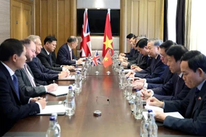 Tổng Bí thư Tô Lâm và thành viên đoàn Việt Nam tại cuộc gặp nguyên Thủ tướng Anh Tony Blair. (Ảnh: Thống Nhất/TTXVN)