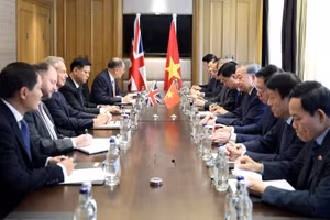 Tổng Bí thư Tô Lâm và thành viên đoàn Việt Nam tại cuộc gặp nguyên Thủ tướng Anh Tony Blair. (Ảnh: Thống Nhất/TTXVN)