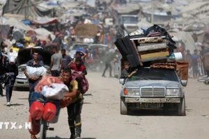 Người dân Palestine sơ tán tránh xung đột tại Gaza. (Ảnh: THX/TTXVN)