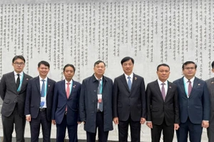 Đồng chí Nguyễn Duy Ngọc thăm Bảo tàng Đảng Lao động Triều Tiên. (Ảnh: Việt Anh)