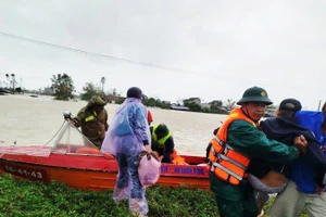 Bộ đội tỉnh Gia Lai đưa người dân vùng ngập lụt đến nơi trú ẩn an toàn trong đợt mưa lớn cuối năm 2025.