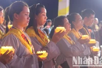 Người dân hai nước thành kính tưởng niệm tri ân các anh hùng liệt sĩ Việt Nam-Lào. (Ảnh: HẢI TIẾN)