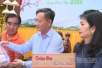 Đại sứ Nguyễn Minh Tâm cùng Phu nhân trao quà tại sự kiện. (Ảnh: DUY TOÀN)