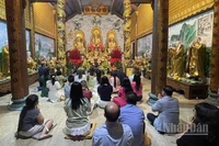 Cộng đồng người Việt Nam tại Lào thành kính cầu chúc một năm mới bình an, hạnh phúc. (Ảnh: DUY TOÀN)