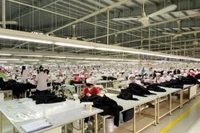 Công nhân lao động may mặc quần áo tại Công ty TNHH Panko Via. 