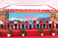 Các đồng chí lãnh đạo tỉnh Tuyên Quang cắt băng khánh thành dự án hệ thống cấp nước suối Sửu.