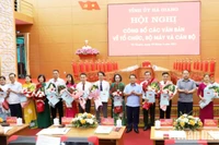 Lãnh đạo tỉnh Hà Giang trao quyết định phân công nhiệm vụ và chỉ định các đồng chí tham gia Ban Chấp hành, Ban Thường vụ Đảng bộ xã Vị Xuyên.