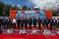 Các đại biểu tại lễ khởi công dự án. (Ảnh: TRỊNH DŨNG)