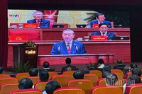 Cộng đồng người Việt Nam tại Lào chăm chú lắng nghe phần trình bày Báo cáo về các văn kiện trình Đại hội XIV của Tổng Bí thư Tô Lâm. (Ảnh: TRỊNH DŨNG)