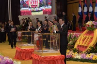 Tổng Bí thư, Chủ tịch nước Lào Thongloun Sisoulith và các đồng chí dự Đại hội bỏ phiếu bầu Ban Chấp hành Trung ương khóa mới. (Ảnh: TRỊNH DŨNG)