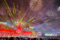 Màn pháo hoa tại chương trình mang đến cho khán giả sự phấn khích thăng hoa tột độ. (Ảnh: Trịnh Dũng)