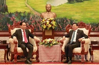 Đồng chí Lê Hoài Trung, Đặc phái viên của Tổng Bí thư Tô Lâm chúc mừng Tổng Bí thư Đảng Nhân dân Cách mạng Lào khóa XII, Chủ tịch nước Lào Thongloun Sisoulith. (Ảnh: DUY TOÀN)