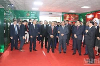 Bộ trưởng Công an Lương Tam Quang và Bộ trưởng Công an Lào Vilay Lakhamphong cùng các đại biểu tham quan Trung tâm dữ liệu căn cước công dân Lào. (Ảnh: HẢI TIẾN)