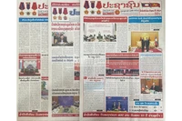 Trang nhất các tờ báo lớn của Lào mấy ngày qua đăng trang trọng các bài viết ca ngợi mối quan hệ Lào-Việt Nam. (Ảnh: DUY TOÀN)