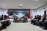 Đoàn đại biểu Ban Tuyên giáo và Dân vận Trung ương chào xã giao đồng chí Khamphanh Pheuiyavong, Bí thư Trung ương Đảng, Trưởng Ban Tuyên huấn Trung ương Đảng Nhân dân Cách mạng Lào. (Ảnh: DUY TOÀN)