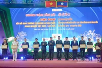 Trao Bằng khen của Bộ trưởng Quốc phòng Việt Nam cho các cá nhân, tập thể có thành tích xuất sắc trong tổ chức và tham gia hội chợ. (Ảnh: TRỊNH DŨNG)