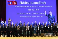 Các đại biểu chụp ảnh lưu niệm tại buổi lễ. (Ảnh: DUY TOÀN)