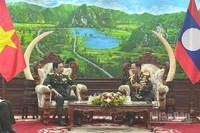 Đại tướng Phan Văn Giang và Thượng tướng Khamliang Outhakaysone. (Ảnh: TRỊNH DŨNG)