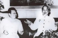 Chủ tịch Hồ Chí Minh với Chủ tịch Kaysone Phomvihane. (Ảnh tư liệu)