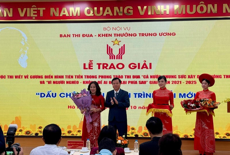 Ban Thi đua-Khen thưởng Trung ương trao giải cho các tác giả.