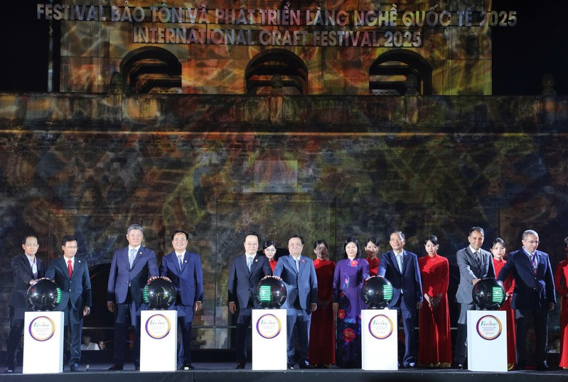 Báo Dân Xã Khai mạc Festival Bảo tồn và phát triển Làng nghề quốc tế.