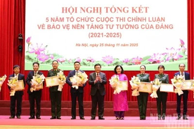 Đồng chí Nguyễn Xuân Thắng, Ủy viên Bộ Chính trị, Giám đốc Học viện Chính trị quốc gia Hồ Chí Minh, Chủ tịch Hội đồng Lý luận Trung ương, Phó Trưởng ban Chỉ đạo 35 Trung ương, Trưởng Ban Chỉ đạo cuộc thi trao Bằng khen tặng các tập thể có nhiều thành tích xuất sắc trong tổ chức Cuộc thi chính luận về bảo vệ nền tảng tư tưởng của Đảng. (Ảnh: PHẠM CƯỜNG)