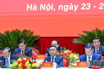 Đồng chí Trần Cẩm Tú, Ủy viên Bộ Chính trị, Thường trực Ban Bí thư, Bí thư Đảng ủy các cơ quan Đảng Trung ương cùng các đồng chí Đoàn Chủ tịch điều hành Đại hội. (Ảnh: DUY LINH)