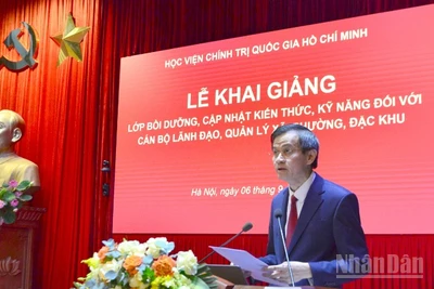 Đồng chí Đoàn Minh Huấn, Ủy viên Ban Chấp hành Trung ương Đảng, Phó Giám đốc Thường trực Học viện Chính trị quốc gia Hồ Chí Minh phát biểu khai giảng. (Ảnh: PHẠM CƯỜNG)