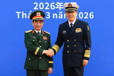 Thượng tướng Đổng Quân, Bộ trưởng Quốc phòng Trung Quốc, và Đại tướng Phan Văn Giang, Ủy viên Bộ Chính trị, Phó Bí thư Quân ủy Trung ương, Bộ trưởng Quốc phòng Việt Nam.