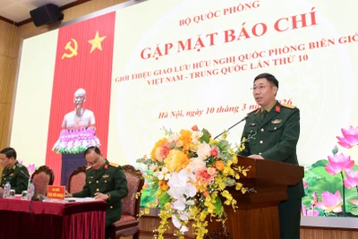 Đại tá Đỗ Duy Chinh, Phó Cục trưởng Tuyên huấn, Tổng cục Chính trị Quân đội nhân dân Việt Nam chủ trì buổi gặp mặt.