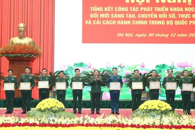 Thượng tướng Lê Huy Vịnh trao Bằng khen của Bộ trưởng Quốc phòng tặng 12 tập thể.