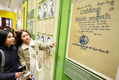 Đoàn đến thăm Di tích Lớp huấn luyện chính trị thanh niên Việt Nam, tại Trụ sở Hội Việt Nam Cách mạng Thanh niên, tọa lạc tại số nhà 248 và 250 đường Văn Minh, quận Việt Tú, Quảng Châu, Trung Quốc.