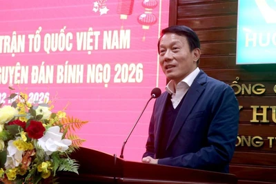 Đại tướng Lương Tam Quang, Ủy viên Bộ Chính trị, Bộ trưởng Công an phát biểu, trao quà cho hộ nghèo, hộ cận nghèo, người có hoàn cảnh khó khăn, cán bộ, người lao động trên địa bàn tỉnh Hưng Yên.