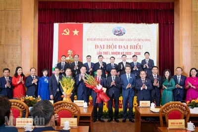 Đồng chí Trần Cẩm Tú và đồng chí Nguyễn Trọng Nghĩa chúc mừng Ban Chấp hành Đảng bộ cơ quan Ban Tuyên giáo và Dân vận Trung ương nhiệm kỳ 2025-2030. (Ảnh: SƠN TÙNG)