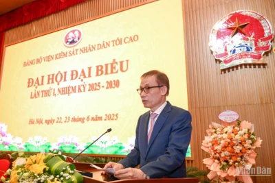 Đồng chí Lê Hoài Trung, Bí thư Trung ương Đảng, Chánh Văn phòng Trung ương Đảng, Phó Bí thư Thường trực Đảng ủy các cơ quan Đảng Trung ương phát biểu chỉ đạo Đại hội. (Ảnh: THẾ ĐẠI)