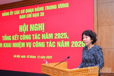 Đồng chí Nguyễn Thị Hoàng Vân, Phó Bí thư Đảng ủy, Trưởng ban Chỉ đạo 35 Đảng ủy các cơ quan Đảng Trung ương phát biểu tại hội nghị. (Ảnh: PHẠM CƯỜNG)