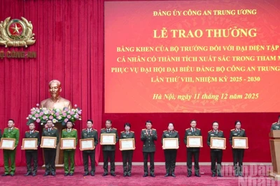 Đại tướng Lương Tam Quang, Ủy viên Bộ Chính trị, Bí thư Đảng ủy Công an Trung ương, Bộ trưởng Công an trao Bằng khen tặng các tập thể, có thành tích xuất sắc trong tham mưu, phục vụ Đại hội đại biểu Đảng bộ Công an Trung ương lần thứ VIII, nhiệm kỳ 2025-2030. (Ảnh: PHẠM CƯỜNG)