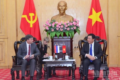 Đồng chí Nguyễn Xuân Thắng, Ủy viên Bộ Chính trị, Giám đốc Học viện Chính trị quốc gia Hồ Chí Minh, Chủ tịch Hội đồng Lý luận Trung ương tiếp và làm việc với ông Alexey Komissarov, Giám đốc Học viện Hành chính công và Kinh tế quốc dân trực thuộc Tổng thống Liên bang Nga (Ranepa). (Ảnh: PHẠM CƯỜNG)
