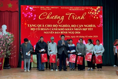 Lãnh đạo tỉnh Hưng Yên trao tặng quà Tết cho hộ nghèo, hộ cận nghèo, hộ có hoàn cảnh khó khăn ở xã Tống Trân tỉnh Hưng Yên.