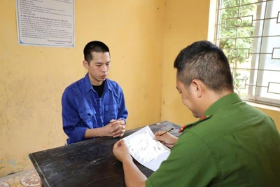 Cán bộ Công an tỉnh Hưng Yên lấy lời khai của đối tượng bị bắt trong vụ án lừa đảo đầu tư tiền ảo.