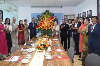 PGS. TS Nguyễn Trọng Điều cùng các đại biểu đón nhận lẵng hoa chúc mừng của Tổng Bí thư Tô Lâm.