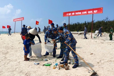 Cán bộ, chiến sĩ và đoàn viên trên đảo phối hợp nhặt rác, làm sạch bờ biển, lan tỏa tinh thần trách nhiệm với môi trường