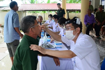 Các y, bác sĩ Bệnh viện Quân y 354 khám bệnh, tư vấn chăm sóc sức khỏe cho các đối tượng chính sách.