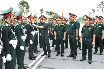 Động viên lực lượng diễu binh, diễu hành.