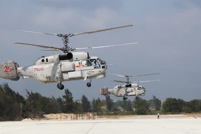 Lữ đoàn Không quân Hải quân 954 luyện tập bay đội hình diễu binh.