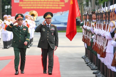 Đại tướng Phan Văn Giang, Ủy viên Bộ Chính trị, Phó Bí thư Quân ủy Trung ương, Bộ trưởng Quốc phòng và Thượng tướng Zakir Hasanov, Bộ trưởng Quốc phòng Azerbaijan duyệt đội hình danh dự.