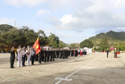Cán bộ, chiến sĩ Trung đoàn 196 trang nghiêm dự lễ chào cờ đầu năm mới.